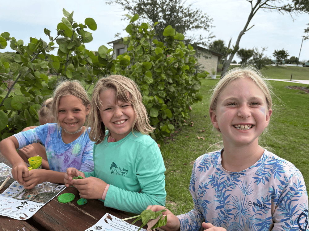 kids eating pizza at parents night out